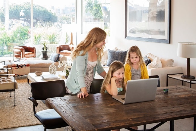 woman with children behing the laptop